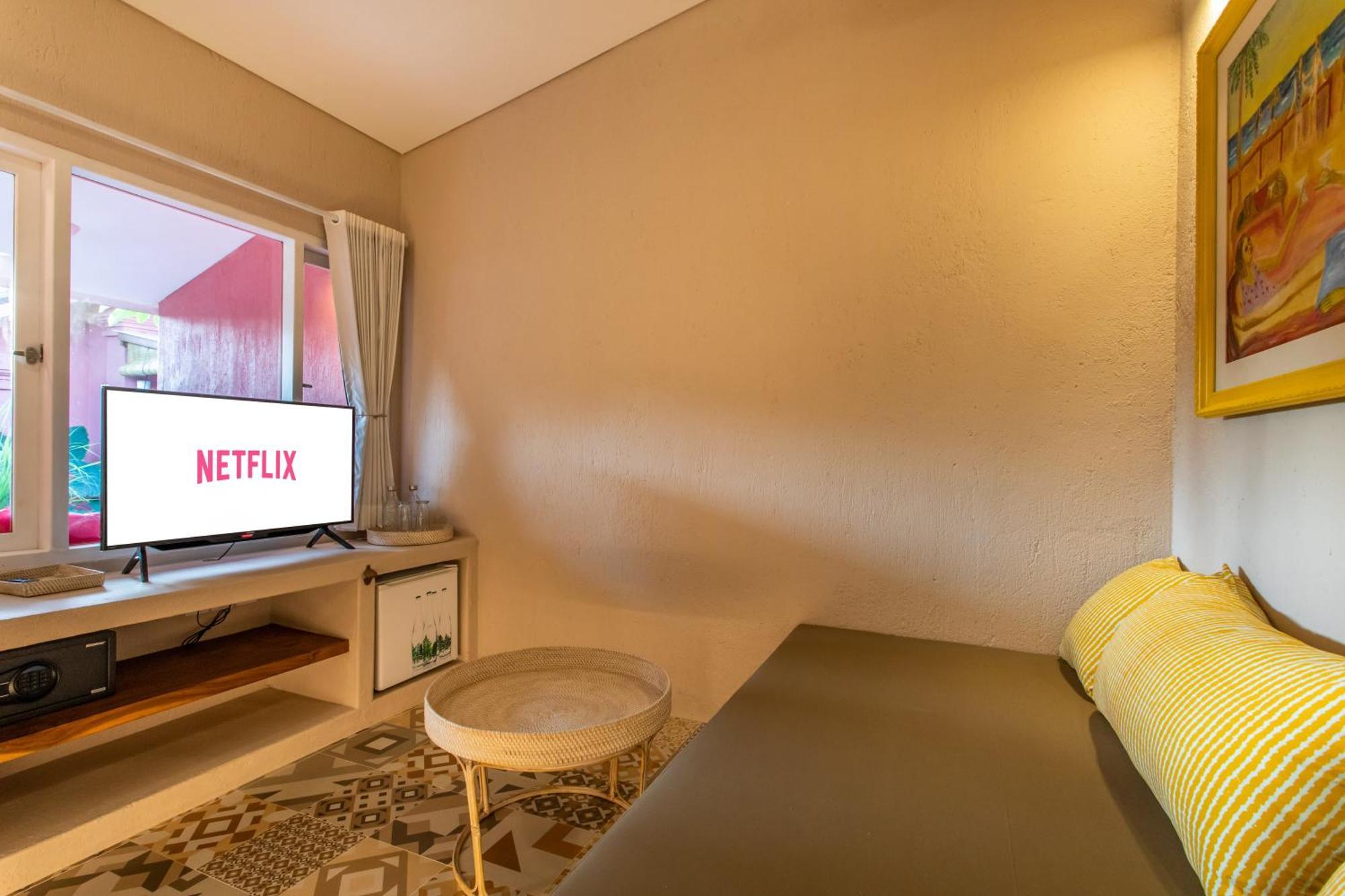 Pinkprivate Sanur - For Cool Adults Only Bed & Breakfast Exterior photo