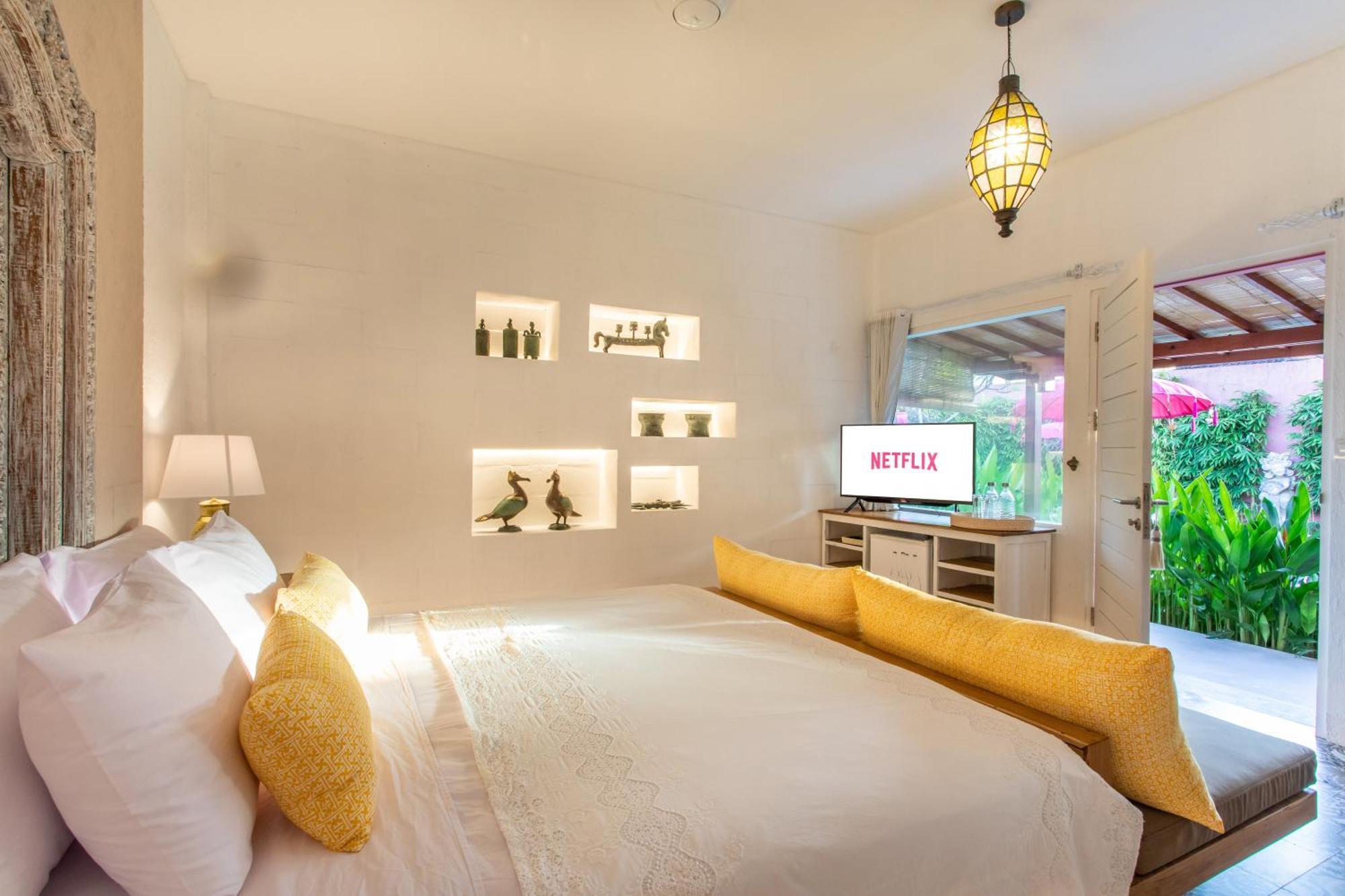 Pinkprivate Sanur - For Cool Adults Only Bed & Breakfast Exterior photo